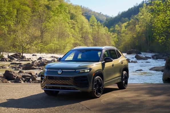 2026 Tiguan SEL R-Line Turbo - Avocado Green