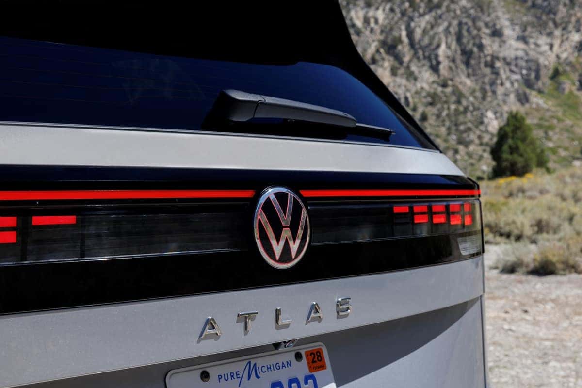 2027 Volkswagen Atlas rear light bar in Silver Mist