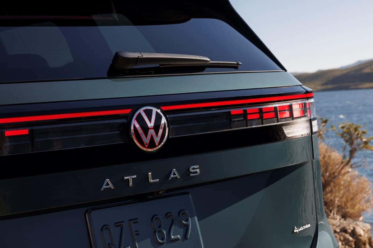 2027 Volkswagen Atlas rear light bar and Atlas lettering in Sacramento Green