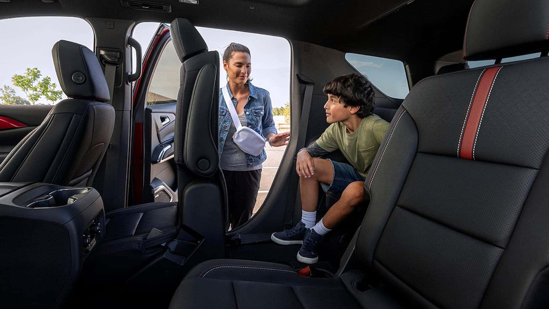 https://di-uploads-pod35.dealerinspire.com/sierrachevy/uploads/2025/05/People-Inside-Interior-of-2025-Chevrolet-Traverse.jpg